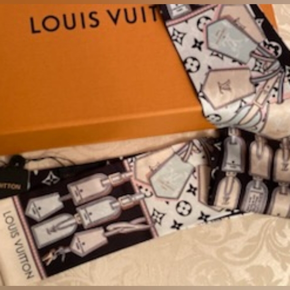 Louis Vuitton Black and White Graphic Monogram Wrap - Picture 4 of 6